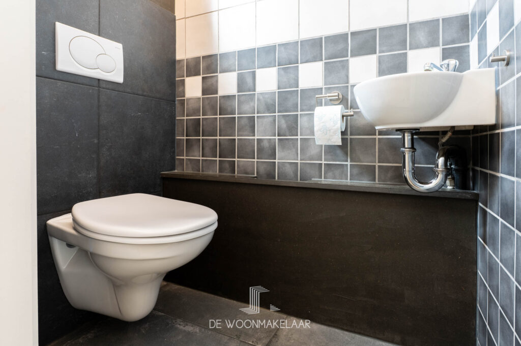 Instapklare bel-etage met 4 slaapkamers, 2 badkamers, tuin en garage - Eikenlaan 6, Aartselaar - Te koop via De Woonmakelaar