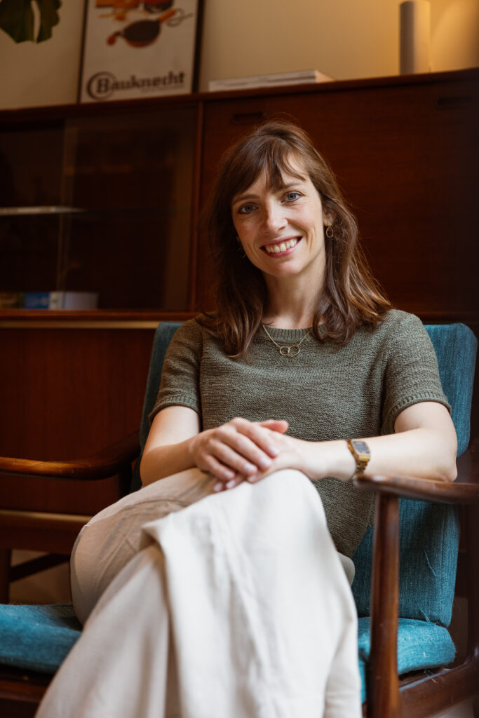 Isabelle van De Woonmakelaar luistert naar jouw vragen en wensen en helpt je graag verder