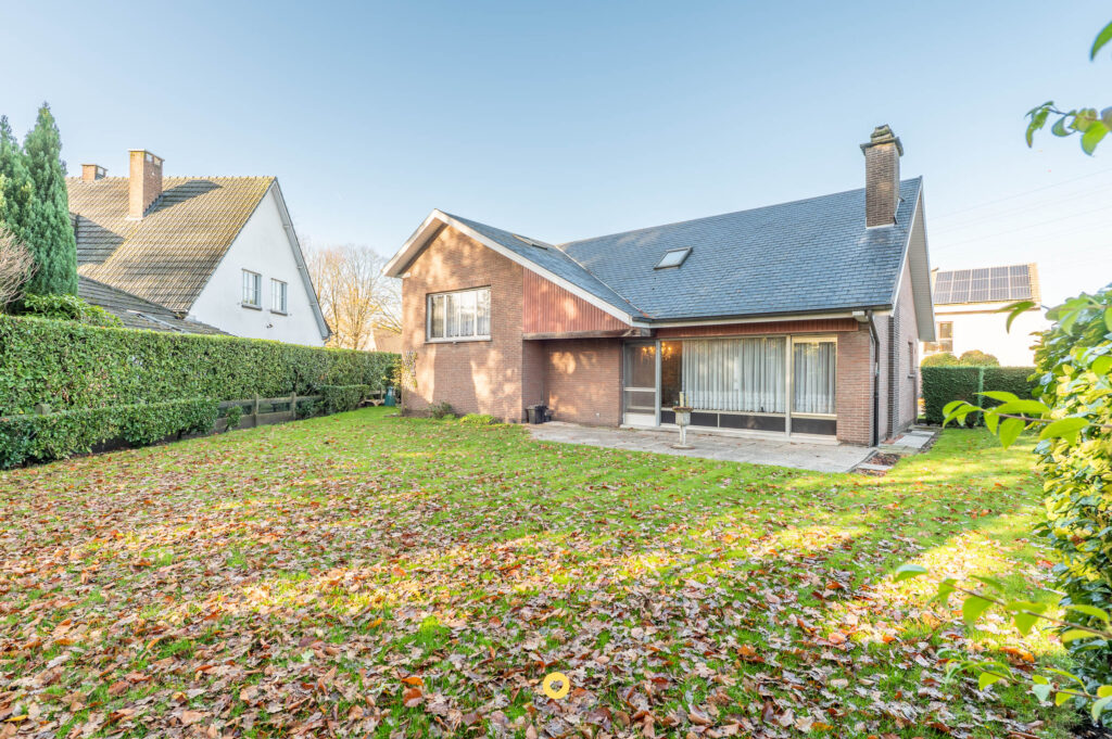Seventies villa met 2 à 3 slaapkamers, dubbele garage en uitbreidingsmogelijkheden - Wilgenlaan 8, Aartselaar - Te koop via De Woonmakelaar