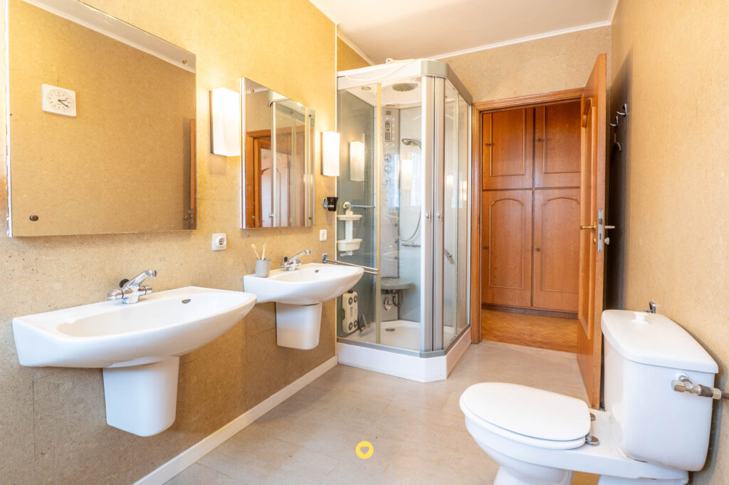 Seventies villa met 2 à 3 slaapkamers, dubbele garage en uitbreidingsmogelijkheden - Wilgenlaan 8, Aartselaar - Te koop via De Woonmakelaar