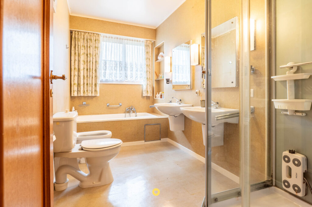 Seventies villa met 2 à 3 slaapkamers, dubbele garage en uitbreidingsmogelijkheden - Wilgenlaan 8, Aartselaar - Te koop via De Woonmakelaar