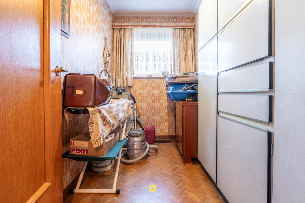 Seventies villa met 2 à 3 slaapkamers, dubbele garage en uitbreidingsmogelijkheden - Wilgenlaan 8, Aartselaar - Te koop via De Woonmakelaar