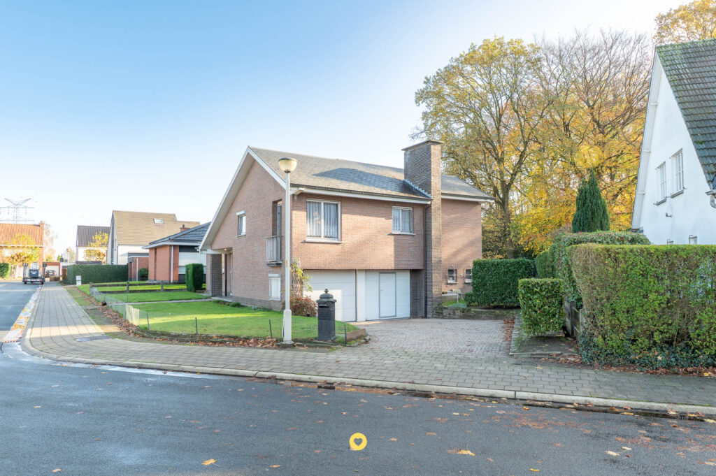 Seventies villa met 2 à 3 slaapkamers, dubbele garage en uitbreidingsmogelijkheden - Wilgenlaan 8, Aartselaar - Te koop via De Woonmakelaar