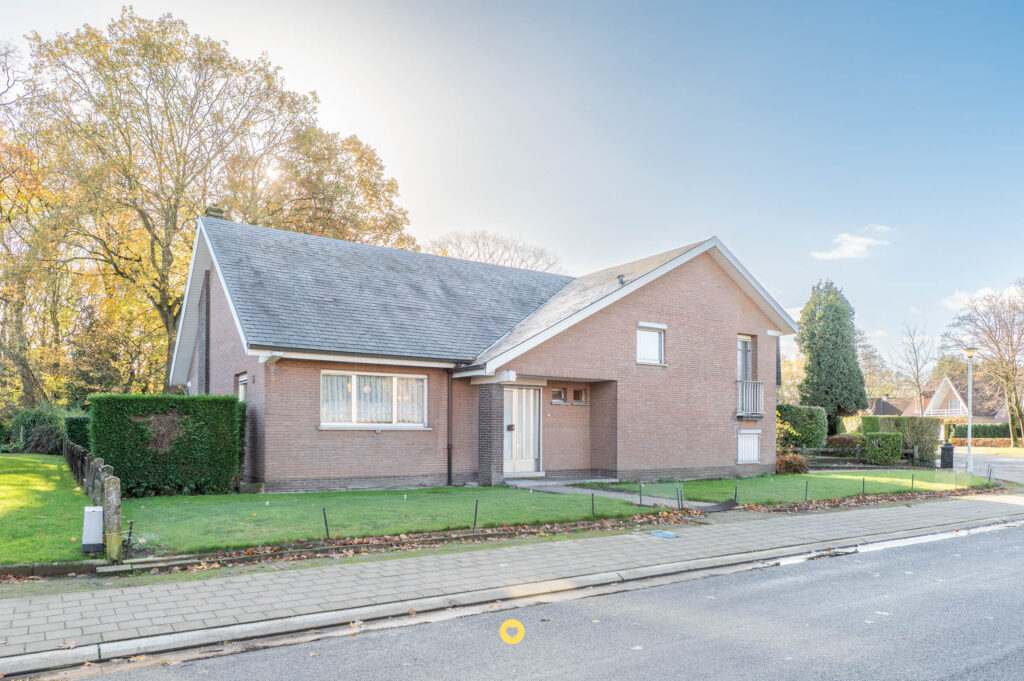 Seventies villa met 2 à 3 slaapkamers, dubbele garage en uitbreidingsmogelijkheden - Wilgenlaan 8, Aartselaar - Te koop via De Woonmakelaar