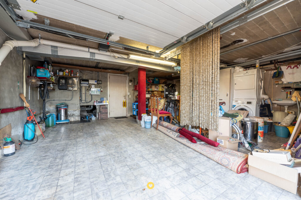 Seventies villa met 2 à 3 slaapkamers, dubbele garage en uitbreidingsmogelijkheden - Wilgenlaan 8, Aartselaar - Te koop via De Woonmakelaar