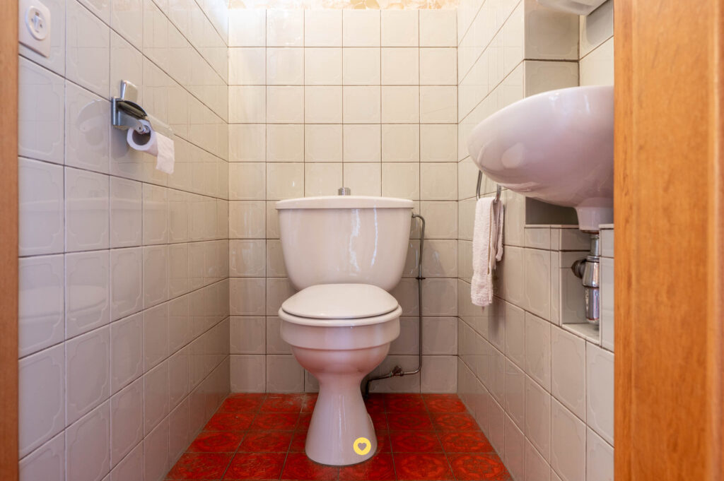 Seventies villa met 2 à 3 slaapkamers, dubbele garage en uitbreidingsmogelijkheden - Wilgenlaan 8, Aartselaar - Te koop via De Woonmakelaar