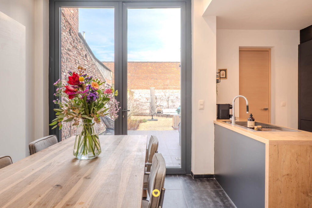 Prachtig gerenoveerd herenhuis met 4 slaapkamers en mooie tuin - De Bosschaertstraat 225, Antwerpen - Te koop via De Woonmakelaar