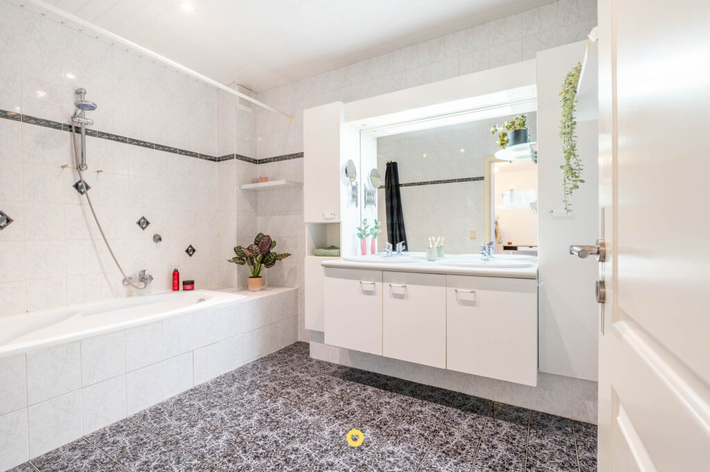 Instapklaar appartement met 2 slaapkamers, terras en garage - Antwerpsestraat 243, Boom - Te koop via De Woonmakelaar