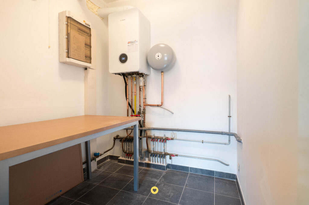 Centraal gelegen appartement met 2 slaapkamers, terras & lift + garagebox - Kerkstraat 24, Hemiksem - Te koop via De Woonmakelaar