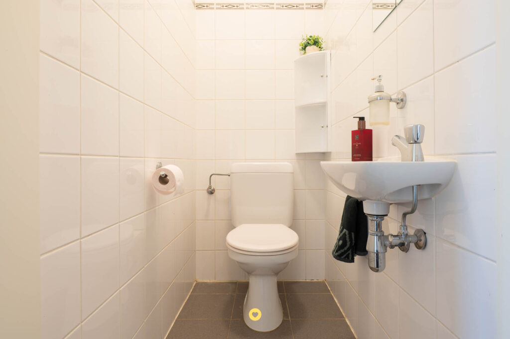 Centraal gelegen appartement met 2 slaapkamers, terras & lift + garagebox - Kerkstraat 24, Hemiksem - Te koop via De Woonmakelaar