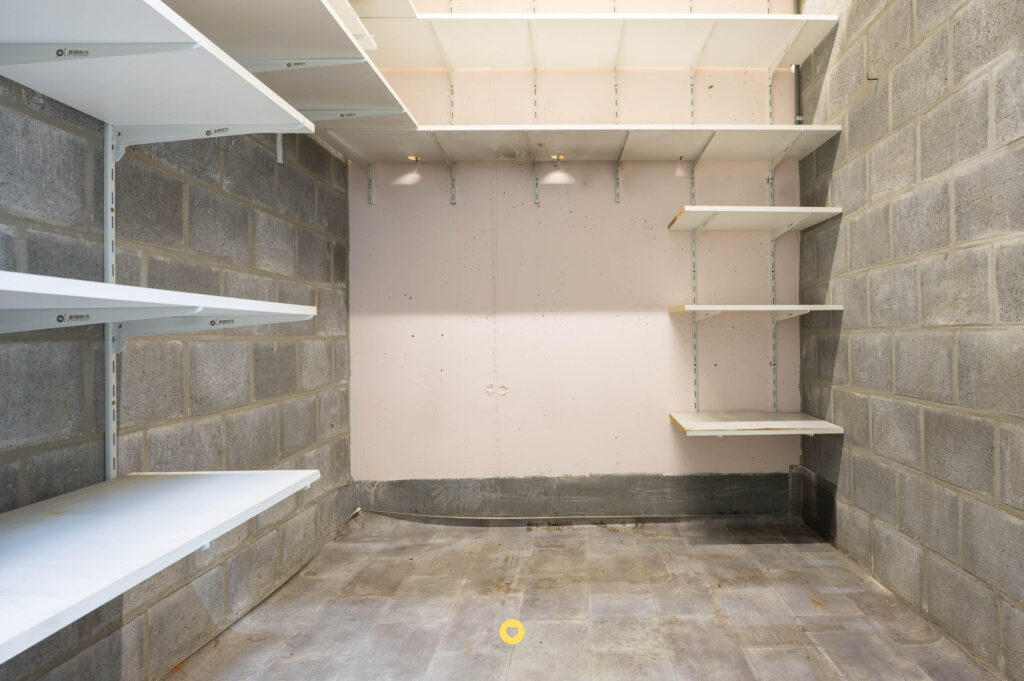 Centraal gelegen appartement met 2 slaapkamers, terras & lift + garagebox - Kerkstraat 24, Hemiksem - Te koop via De Woonmakelaar