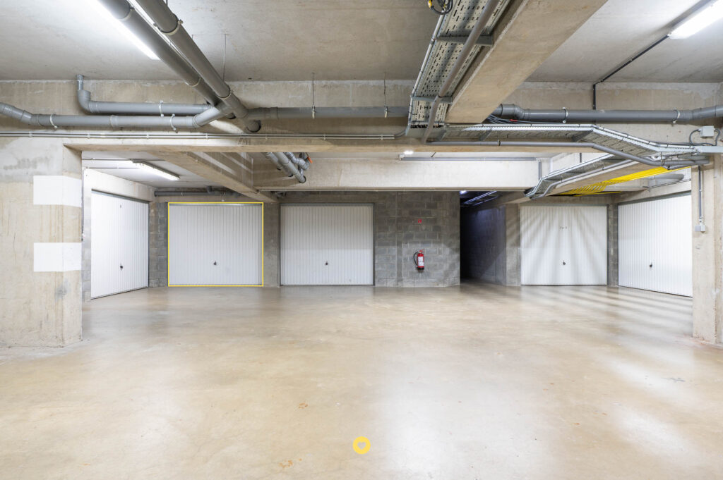 Centraal gelegen appartement met 2 slaapkamers, terras & lift + garagebox - Kerkstraat 24, Hemiksem - Te koop via De Woonmakelaar