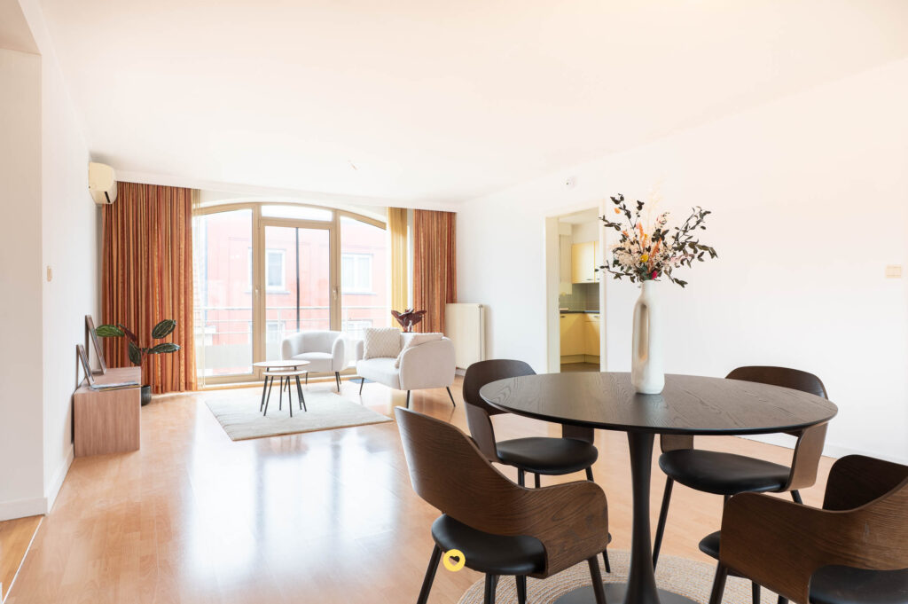 Centraal gelegen appartement met 2 slaapkamers, terras & lift + garagebox - Kerkstraat 24, Hemiksem - Te koop via De Woonmakelaar