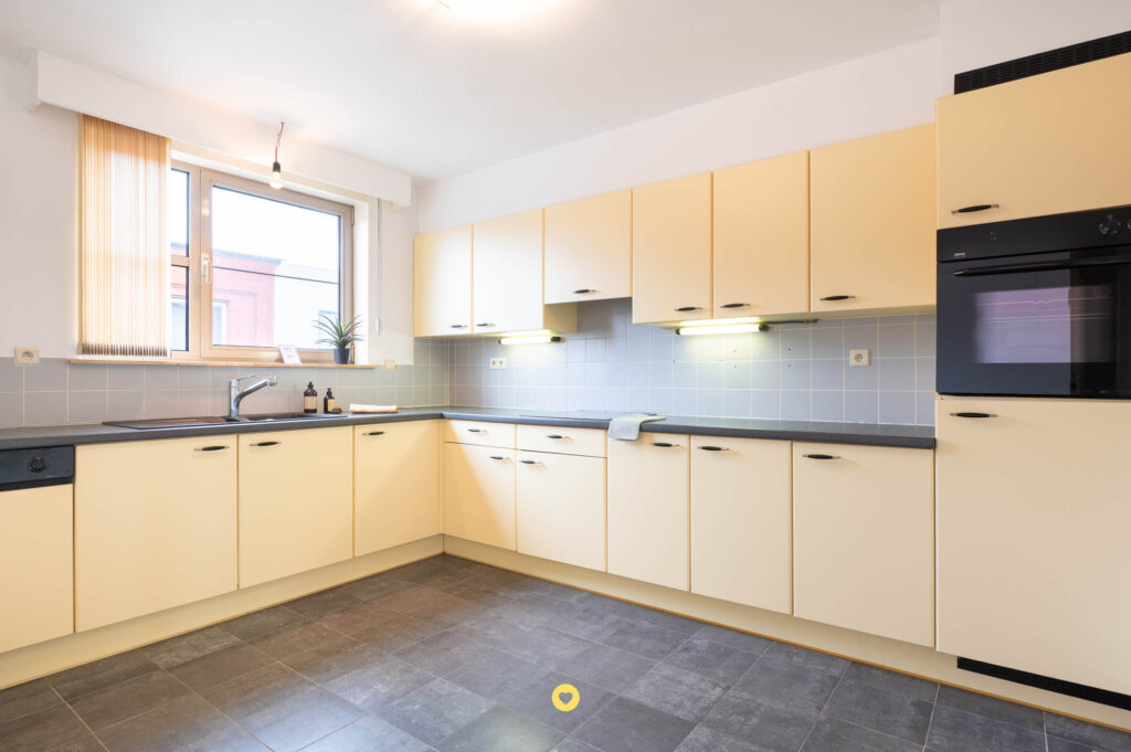 Centraal gelegen appartement met 2 slaapkamers, terras & lift + garagebox - Kerkstraat 24, Hemiksem - Te koop via De Woonmakelaar
