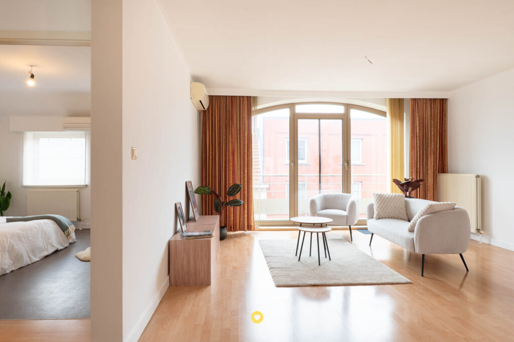 Centraal gelegen appartement met 2 slaapkamers, terras & lift + garagebox - Kerkstraat 24, Hemiksem - Te koop via De Woonmakelaar
