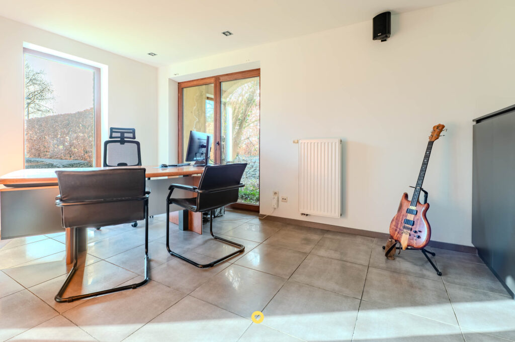 Unieke villa met magnifiek uitzicht over de Rupel, 4 à 5 slaapkamers, 2 badkamers en tuin met zwemvijver - Kleistraat 41, Boom - Te koop via De Woonmakelaar