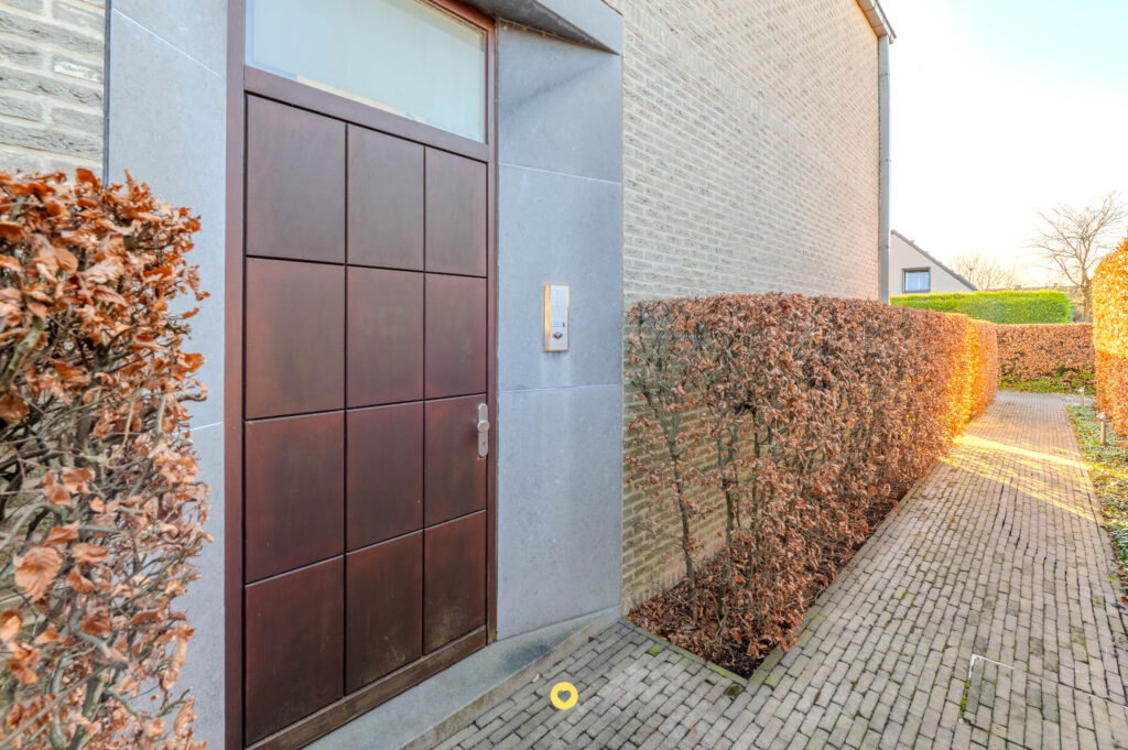 Unieke villa met magnifiek uitzicht over de Rupel, 4 à 5 slaapkamers, 2 badkamers en tuin met zwemvijver - Kleistraat 41, Boom - Te koop via De Woonmakelaar