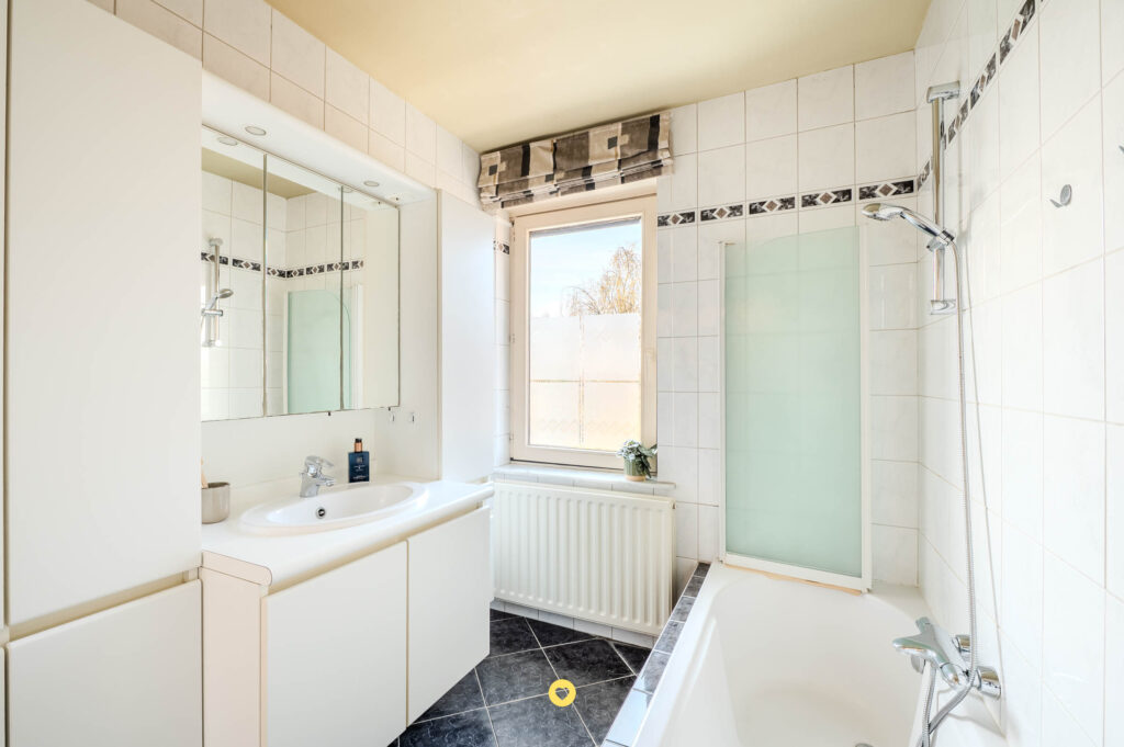 Bel-etage met 3 slaapkamers, tuin en ruime garage in een rustige buurt - IJzermaalberg 40, Kontich - Te koop via De Woonmakelaar