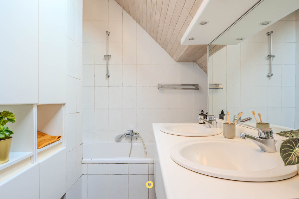 Vrijstaande villa met 3 slaapkamers, zonnige tuin en veel potentieel om naar eigen smaak op te frissen - Ahornelaan 5, Aartselaar - Te koop via De Woonmakelaar