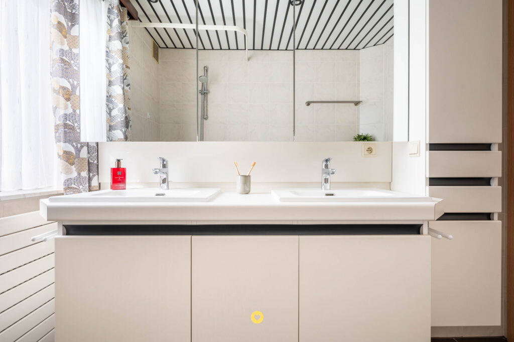 Verzorgde bel-etage met 3 slaapkamers, zuidtuin en extra garage - Azaleastraat 10, Schelle - Te koop via De Woonmakelaar