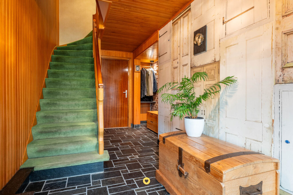 Verzorgde bel-etage met 3 slaapkamers, zuidtuin en extra garage - Azaleastraat 10, Schelle - Te koop via De Woonmakelaar