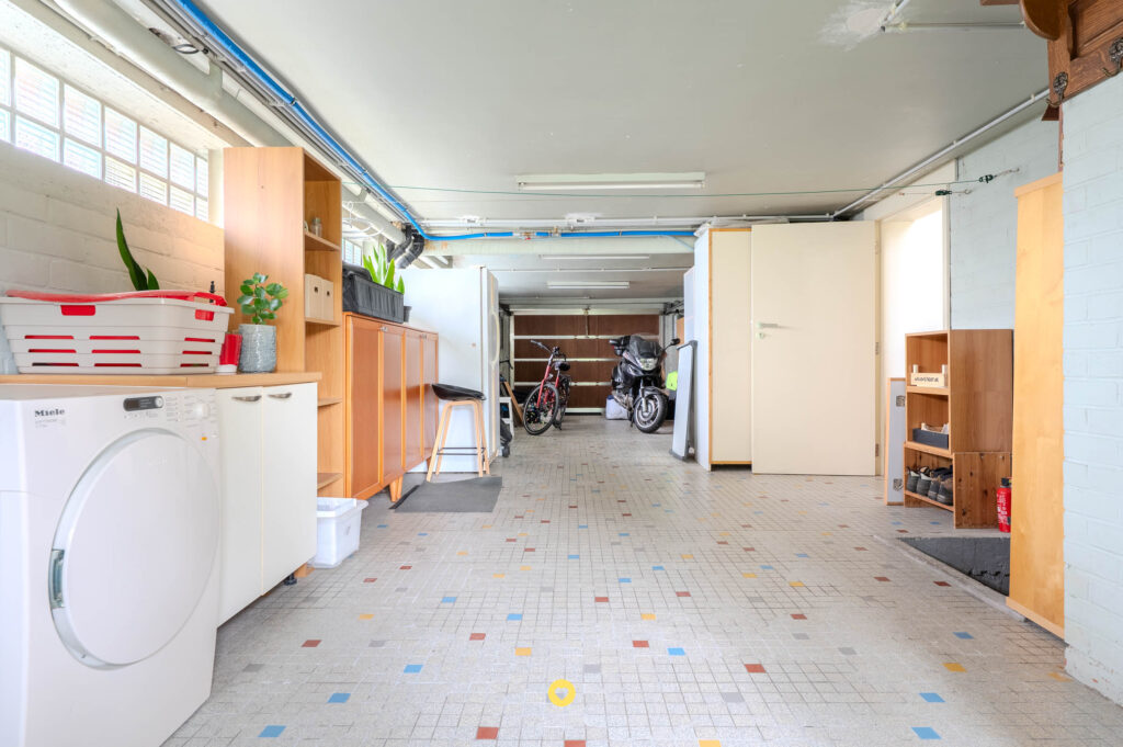 Gerenoveerde 70's villa met 5 slaapkamers en 2 badkamers op een perceel van 2200 m2 - Breendonkstraat 38, Londerzeel - Te koop via De Woonmakelaar