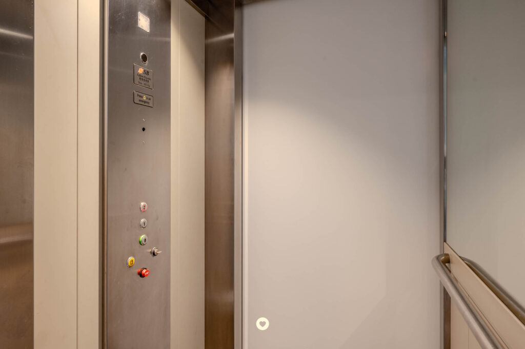 Halfopen bebouwing, 4 slaapkamers, 3 badkamers, tuin en lift. - Adolf Vervlietlaan 6, Hemiksem - Te koop via De Woonmakelaar