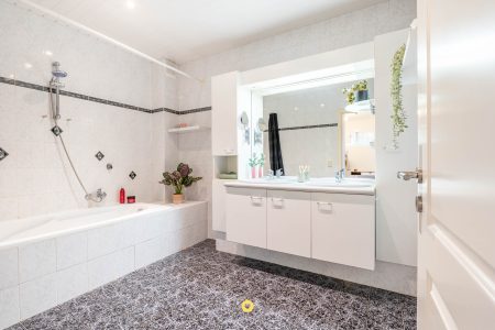 Instapklaar appartement met 2 slaapkamers, terras en garage - Antwerpsestraat 243, Boom - Te koop via De Woonmakelaar