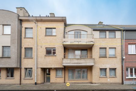 Centraal gelegen appartement met 2 slaapkamers, terras & lift + garagebox - Kerkstraat 24, Hemiksem - Te koop via De Woonmakelaar