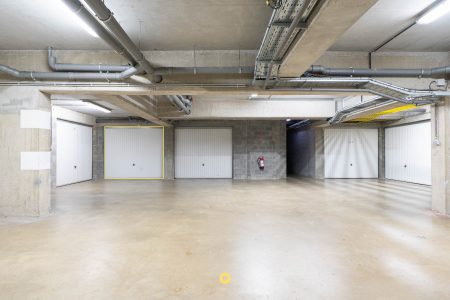 Centraal gelegen appartement met 2 slaapkamers, terras & lift + garagebox - Kerkstraat 24, Hemiksem - Te koop via De Woonmakelaar