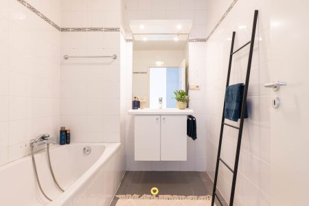 Centraal gelegen appartement met 2 slaapkamers, terras & lift + garagebox - Kerkstraat 24, Hemiksem - Te koop via De Woonmakelaar