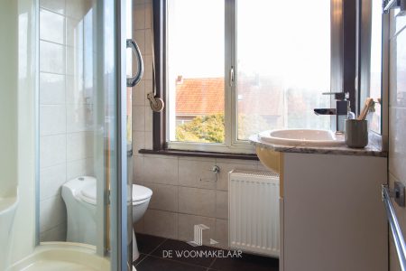 Bel-etage woning met 3 slaapkamers en zuid-west tuin - Leugstraat 154, Aartselaar - Te koop via De Woonmakelaar
