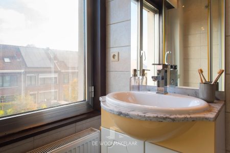 Bel-etage woning met 3 slaapkamers en zuid-west tuin - Leugstraat 154, Aartselaar - Te koop via De Woonmakelaar