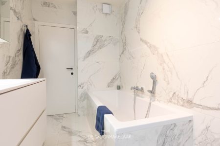 Instapklare bel-etage met 4 slaapkamers, 2 badkamers, tuin en garage - Eikenlaan 6, Aartselaar - Te koop via De Woonmakelaar