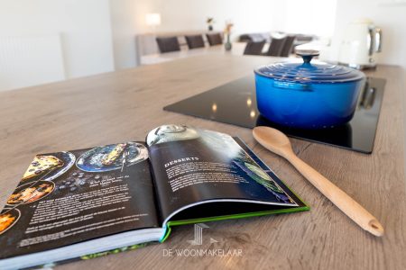 Instapklare bel-etage met 4 slaapkamers, 2 badkamers, tuin en garage - Eikenlaan 6, Aartselaar - Te koop via De Woonmakelaar