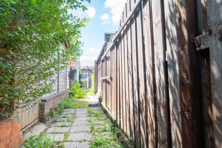 Stijlvolle woning met 3 slaapkamers, tuin en oprit nabij het park van Boom - Karel Ledeganckstraat 12, Boom - Te koop via De Woonmakelaar