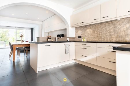 Gerenoveerde halfopen bebouwing met 3 slaapkamers en garage - Pierstraat 6, Aartselaar - Te koop via De Woonmakelaar