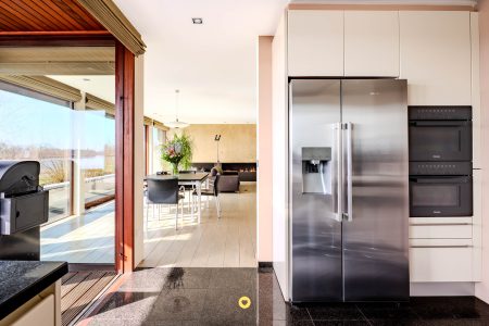 Unieke villa met magnifiek uitzicht over de Rupel, 4 à 5 slaapkamers, 2 badkamers en tuin met zwemvijver - Kleistraat 41, Boom - Te koop via De Woonmakelaar