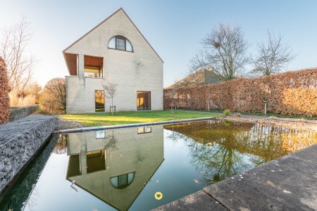 Unieke villa met magnifiek uitzicht over de Rupel, 4 à 5 slaapkamers, 2 badkamers en tuin met zwemvijver - Kleistraat 41, Boom - Te koop via De Woonmakelaar