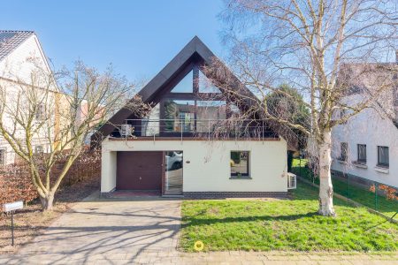 Vrijstaande villa met 3 slaapkamers, zonnige tuin en veel potentieel om naar eigen smaak op te frissen - Ahornelaan 5, Aartselaar - Te koop via De Woonmakelaar