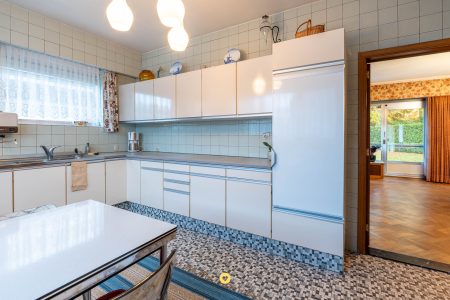Seventies villa met 2 à 3 slaapkamers, dubbele garage en uitbreidingsmogelijkheden - Wilgenlaan 8, Aartselaar - Te koop via De Woonmakelaar