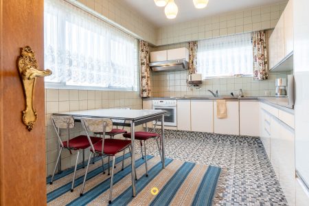 Seventies villa met 2 à 3 slaapkamers, dubbele garage en uitbreidingsmogelijkheden - Wilgenlaan 8, Aartselaar - Te koop via De Woonmakelaar